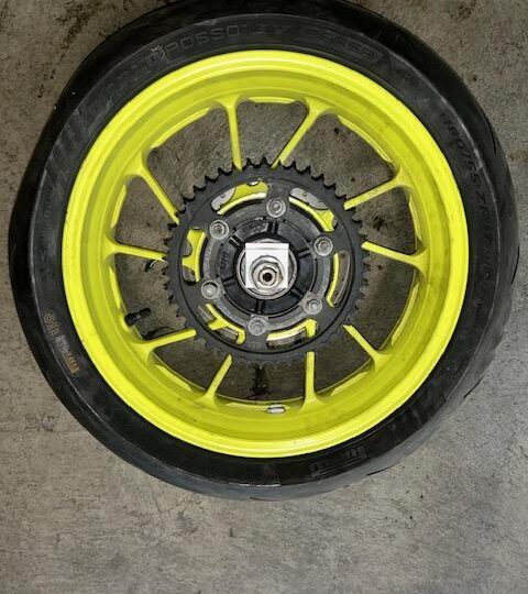 Achtervelg YAMAHA MT 09 MT 07 GEEL PIRELLI BAND